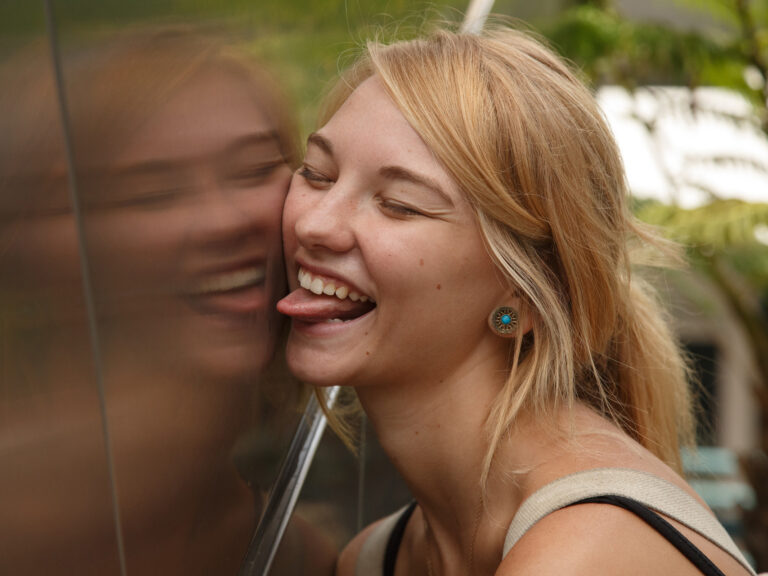 La Mia Avventura Lesbica nel Lounge del Treno per il Mare