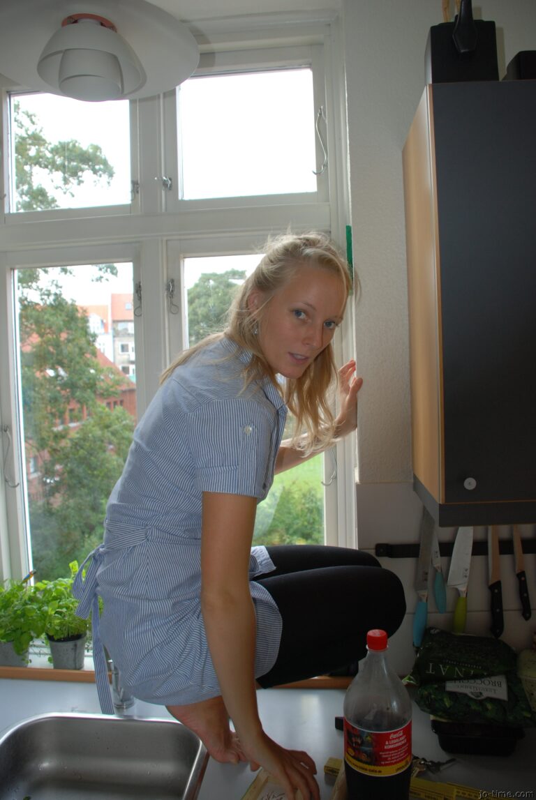 L’Incontro Infuocato nel Lounge dell’Hotel sul Mare Siciliano