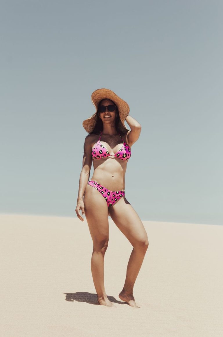 Donna in bikini in riva al mare