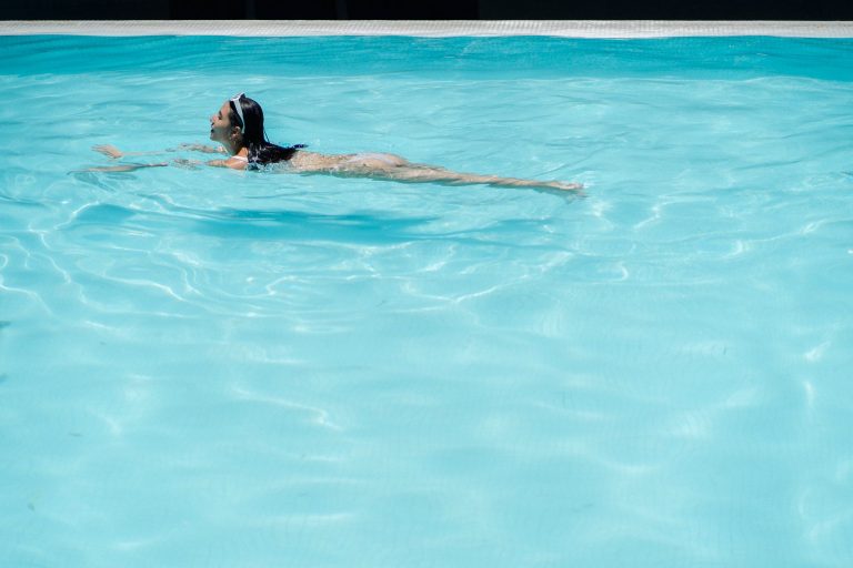 Donna in bikini in riva al mare