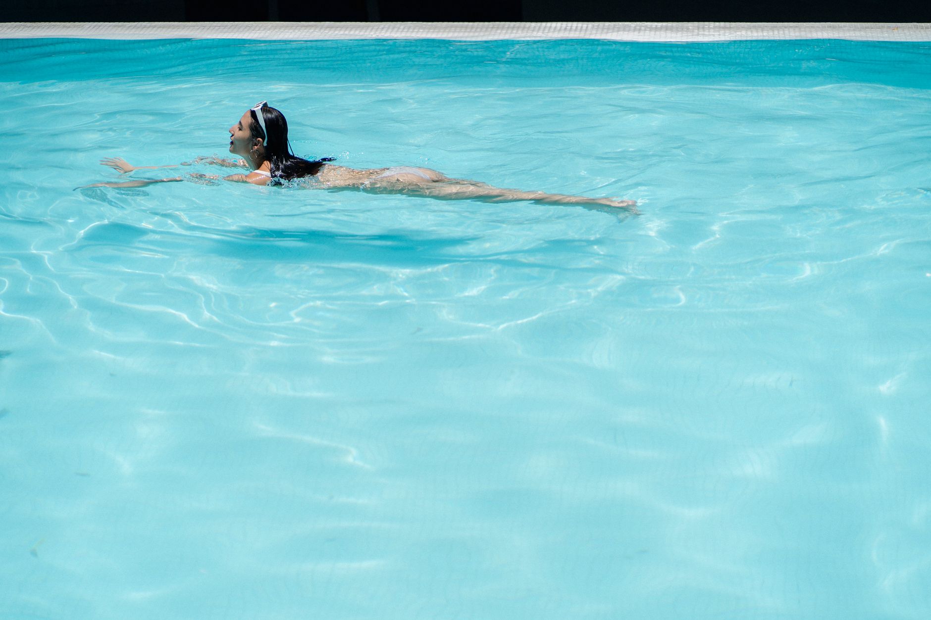 Donna in bikini in riva al mare