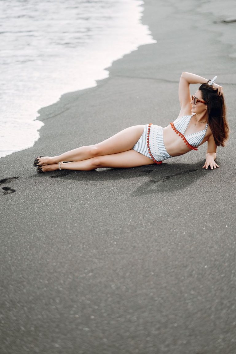 Donna in bikini in riva al mare