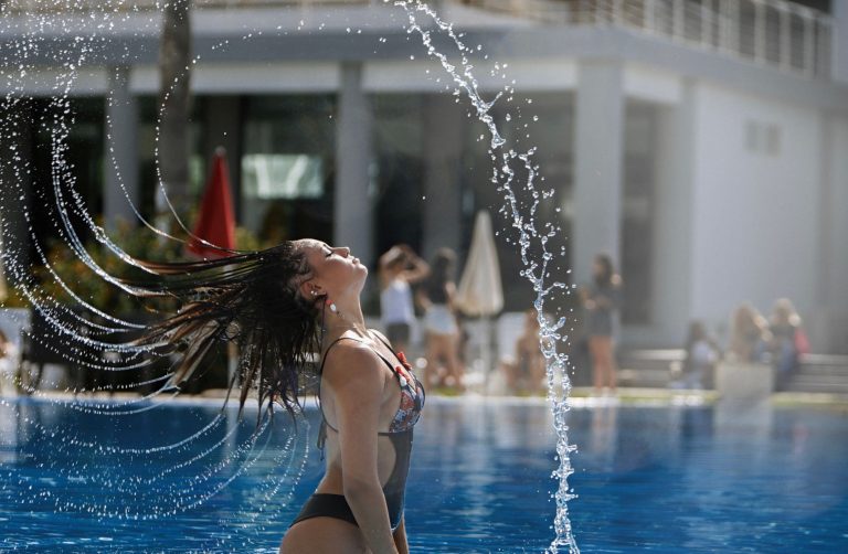 Donna in bikini in riva al mare