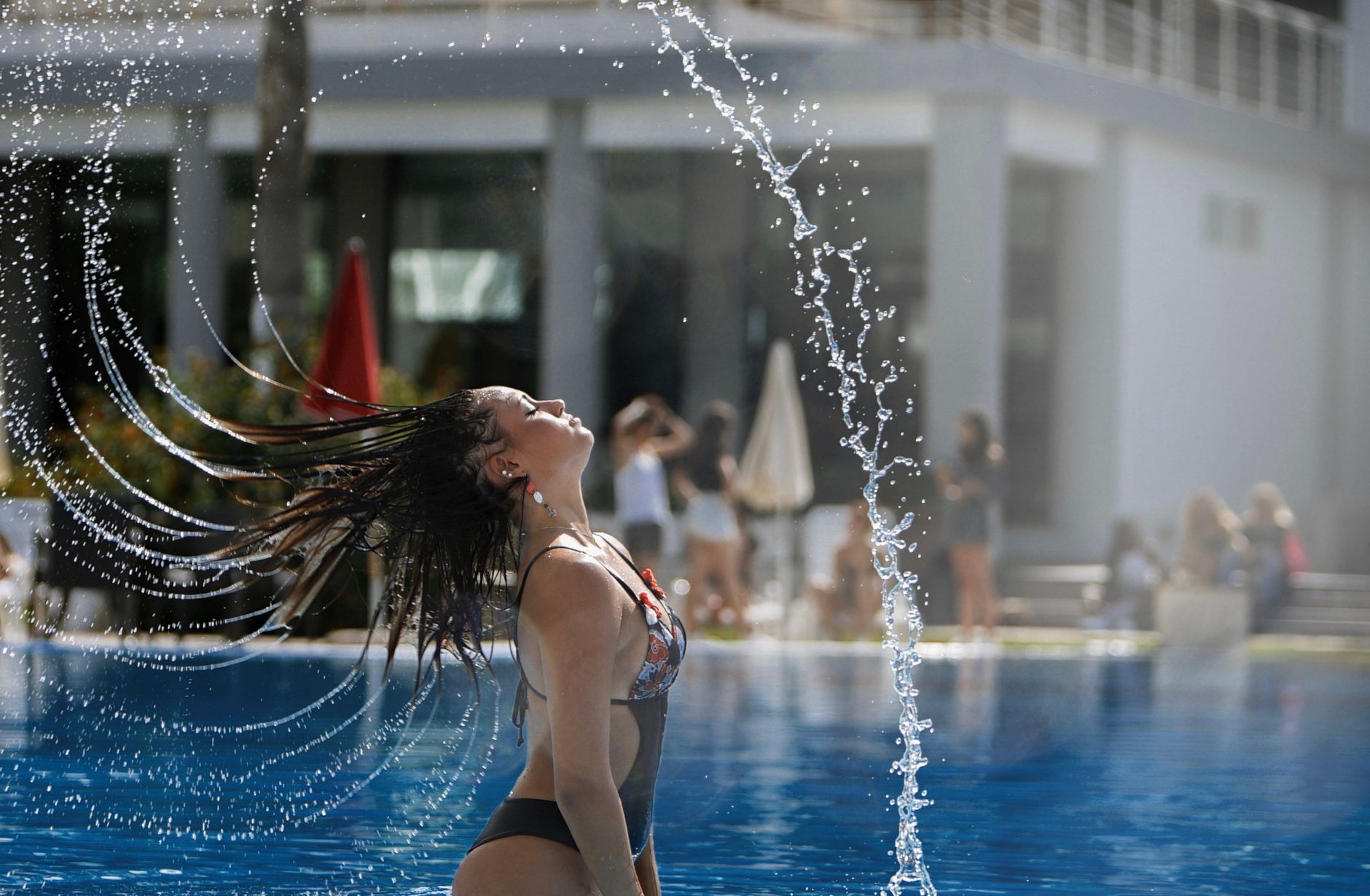 Donna in bikini in riva al mare