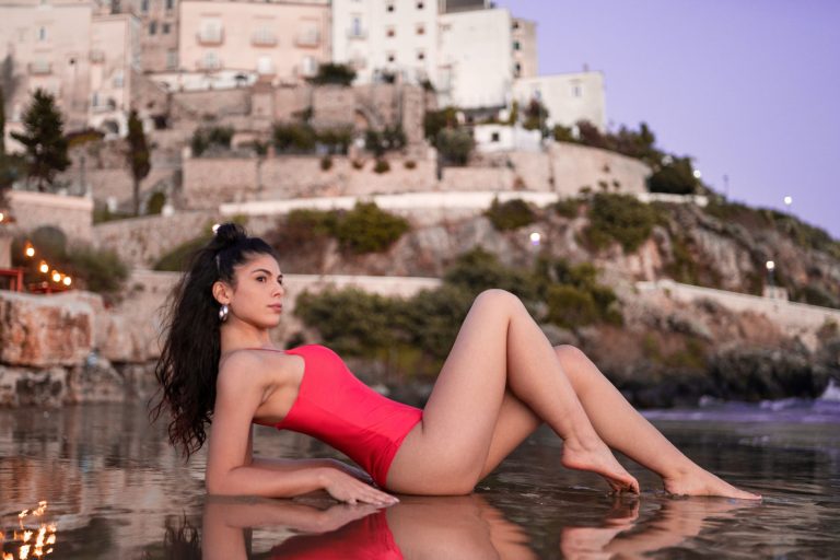 Donna in bikini in riva al mare