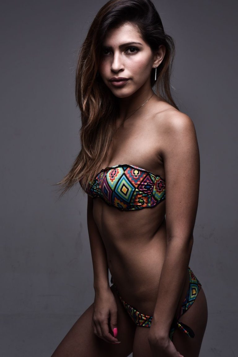 Donna in bikini in riva al mare