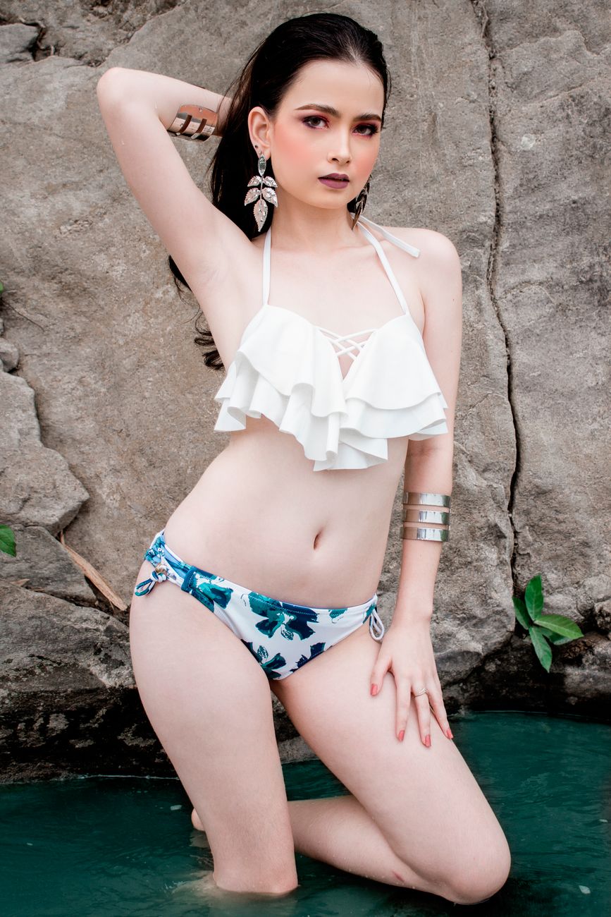 Donna in bikini in riva al mare