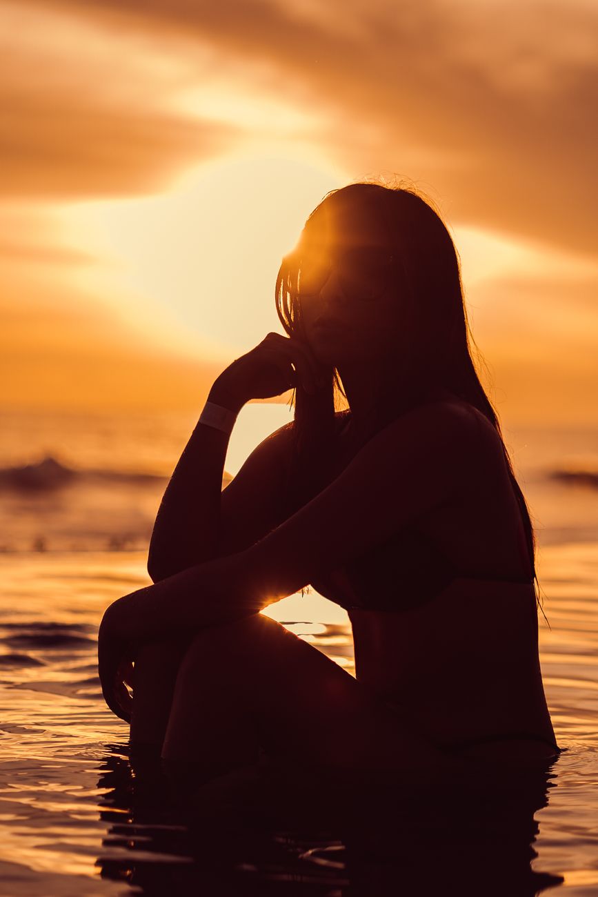 Donna in bikini in riva al mare