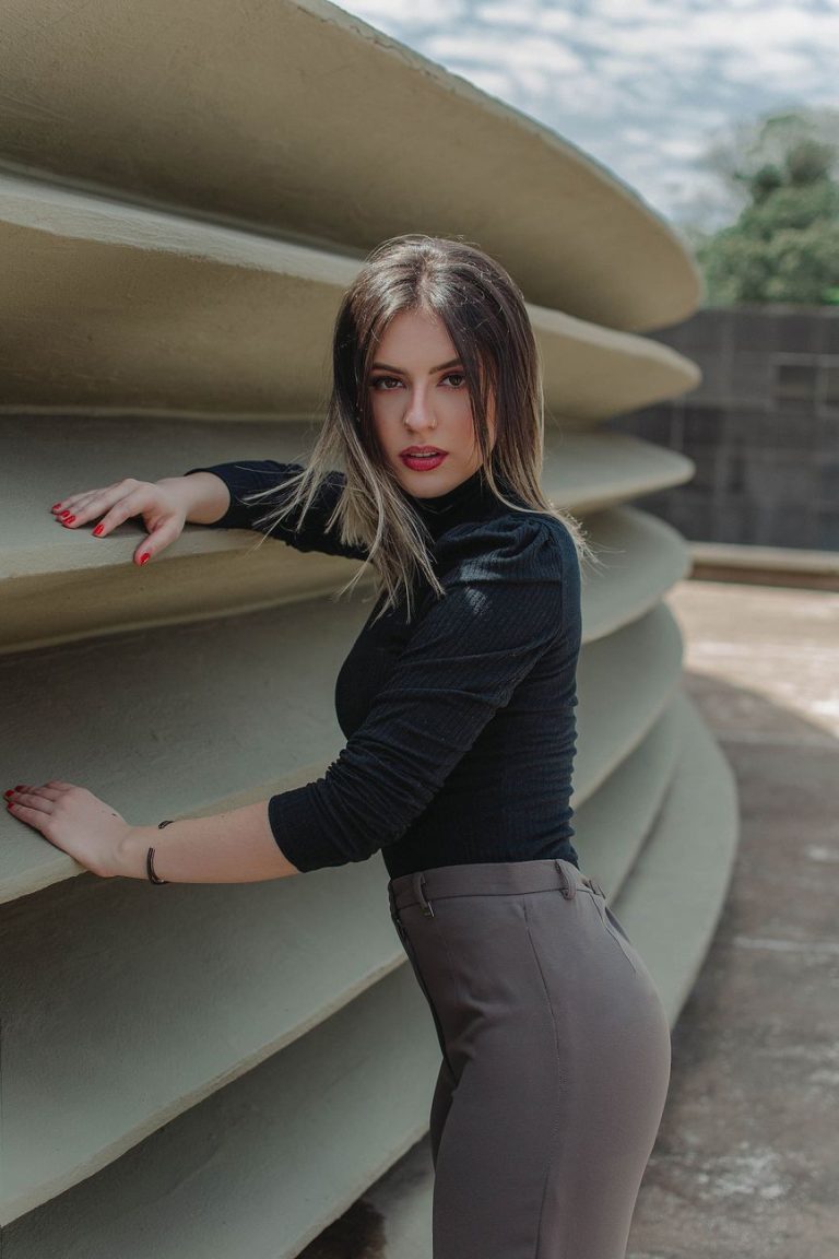 Giovane donna seducente