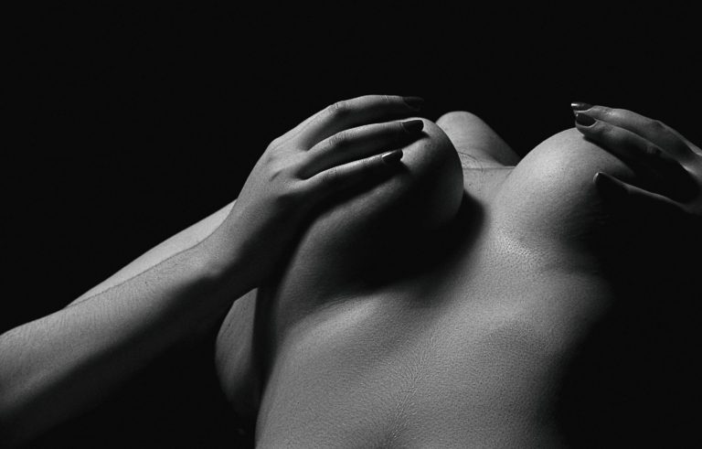 Giovane donna seducente
